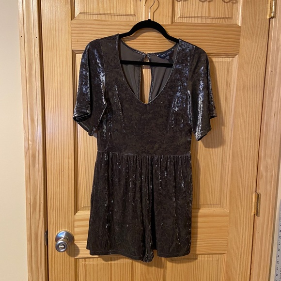 American Eagle Outfitters Dresses & Skirts - American Eagle Velvet Green Romper Size M